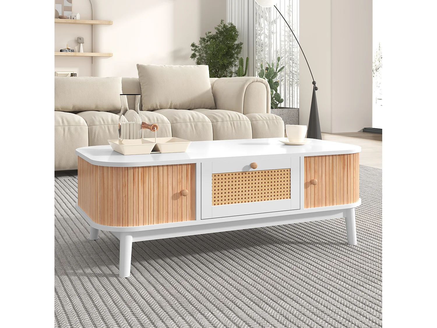 Mesa de centro de ratán con cajones y puertas en estilo rústico natural.
