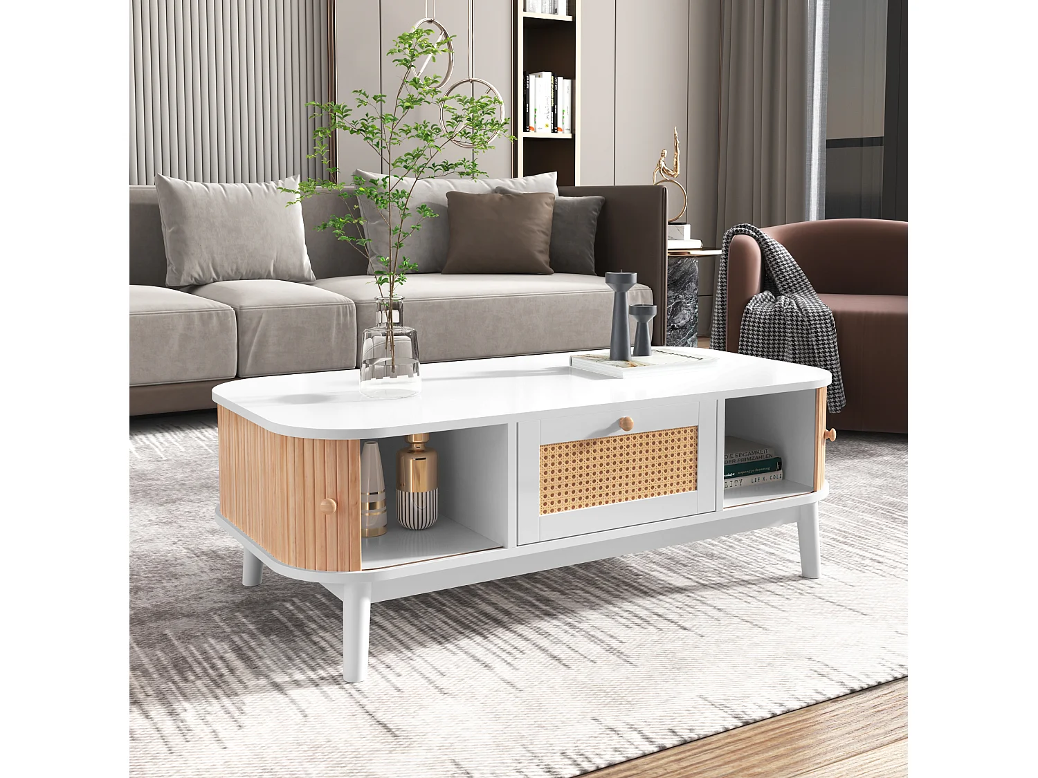 Mesa de centro de ratán con cajones y puertas en estilo rústico natural.