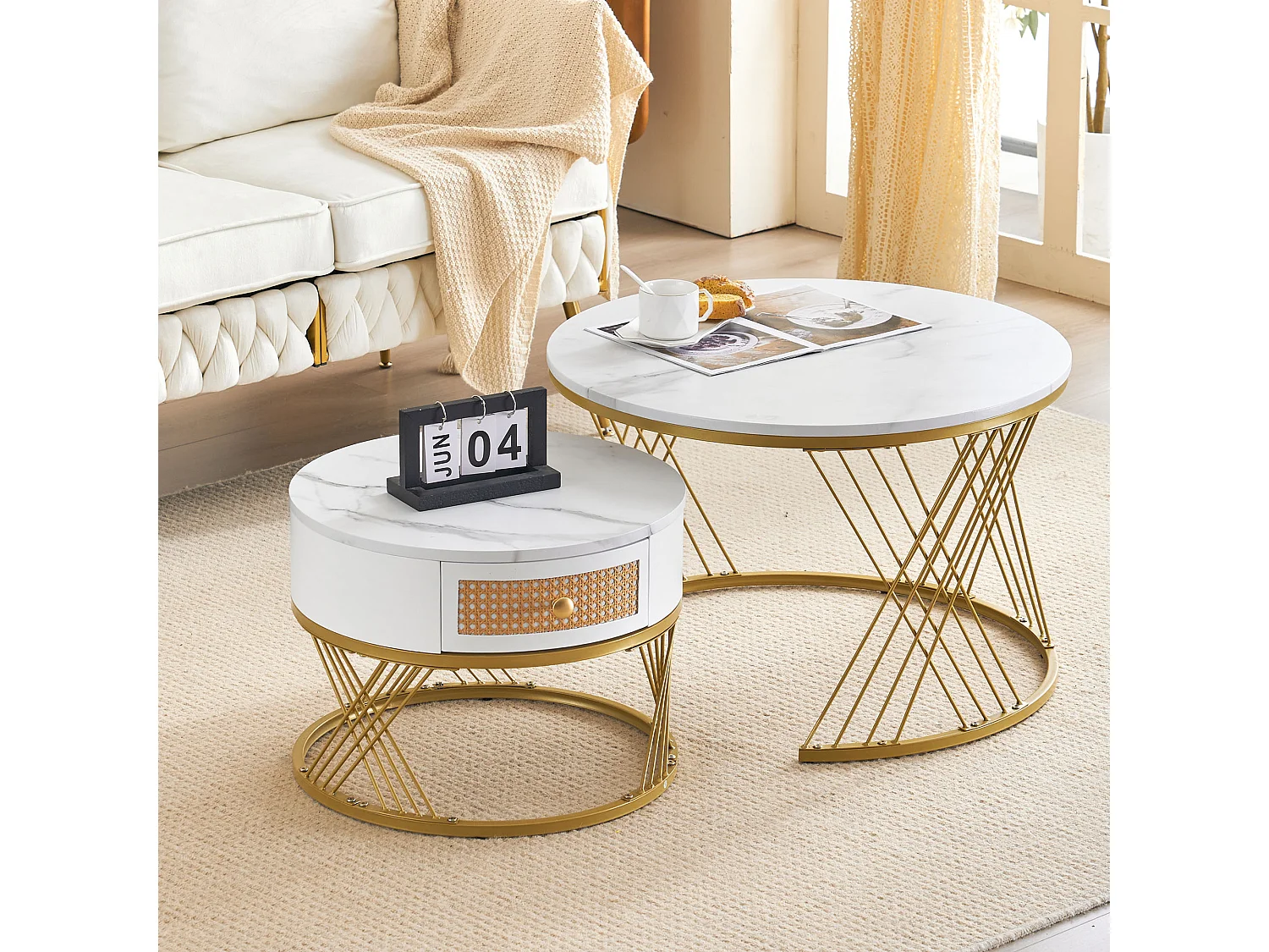 Table basse ovale en marbre avec structure en fer doré, tiroirs et étagères