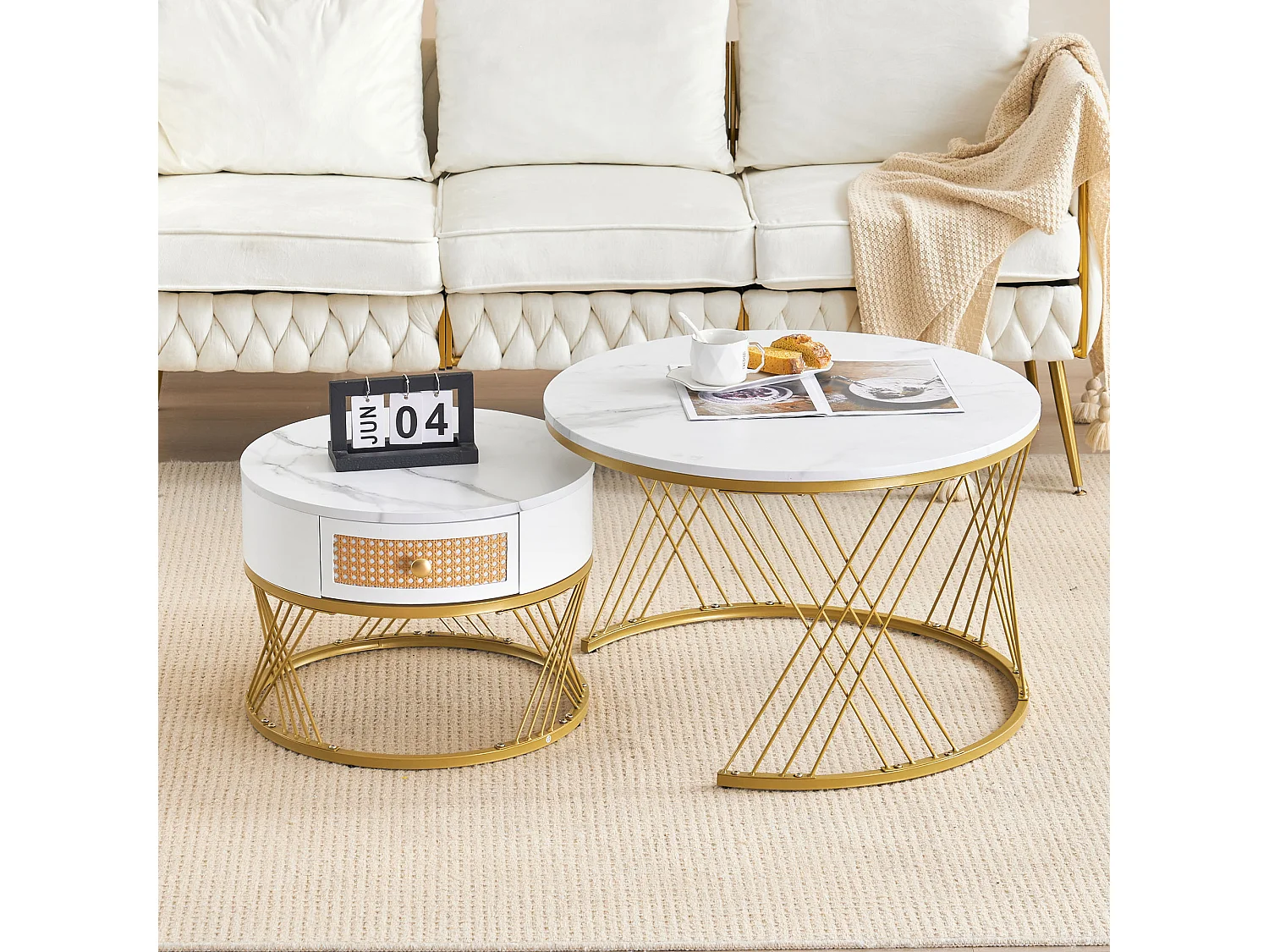 Table basse ovale en marbre avec structure en fer doré, tiroirs et étagères