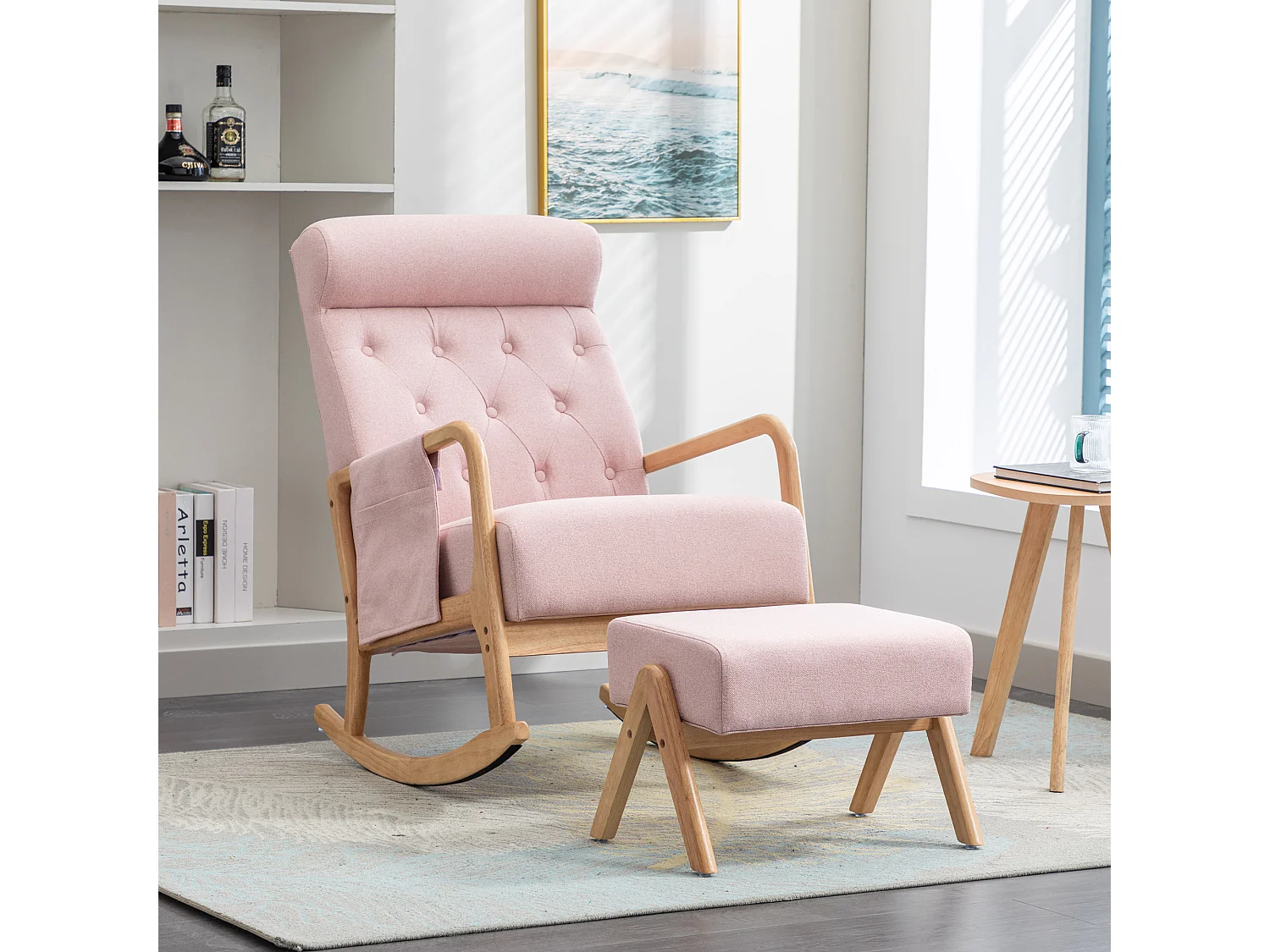 Comfortabele schommelstoel voor in de woonkamer met voetensteun