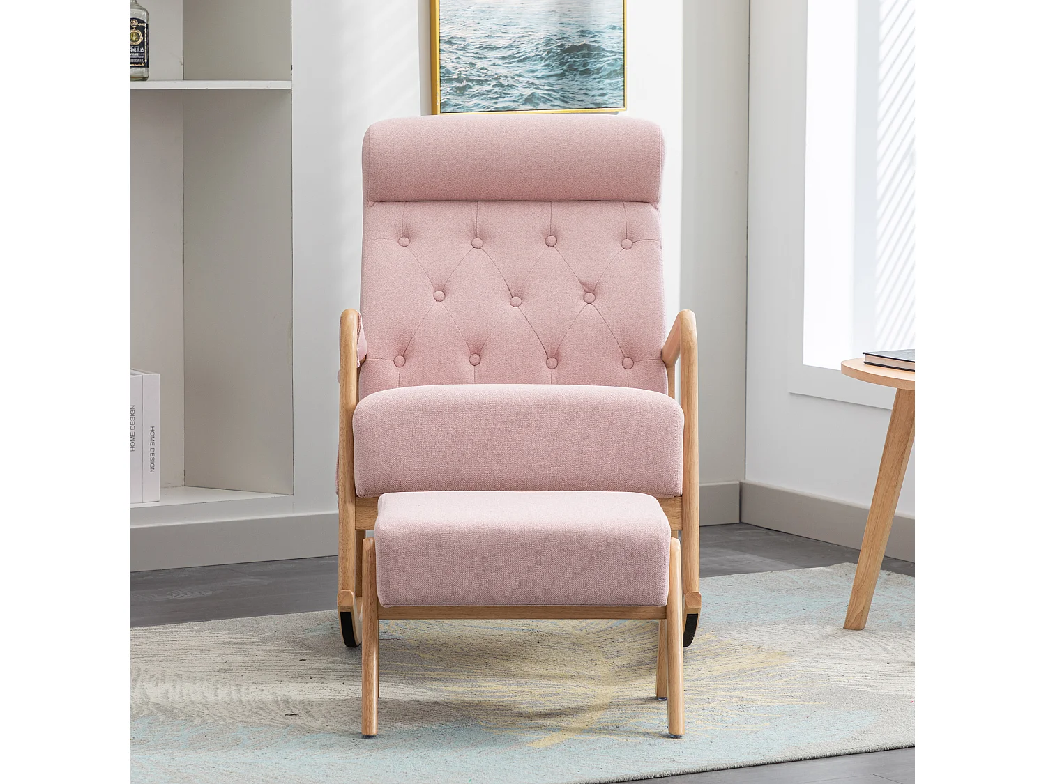 Comfortabele schommelstoel voor in de woonkamer met voetensteun