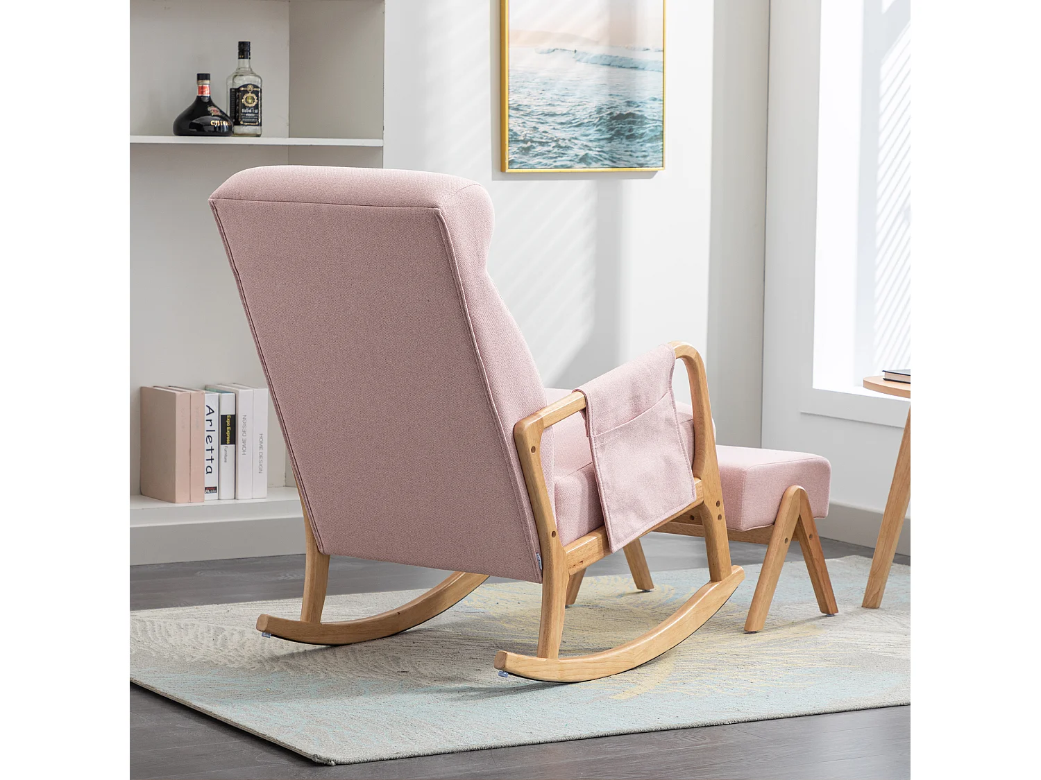 Comfortabele schommelstoel voor in de woonkamer met voetensteun