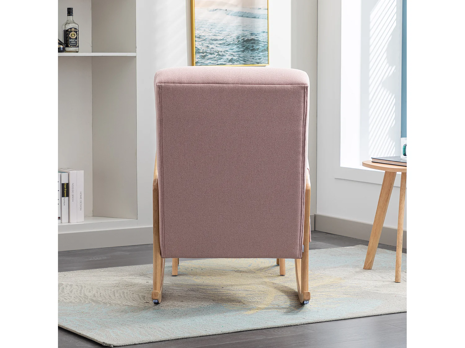 Comfortabele schommelstoel voor in de woonkamer met voetensteun