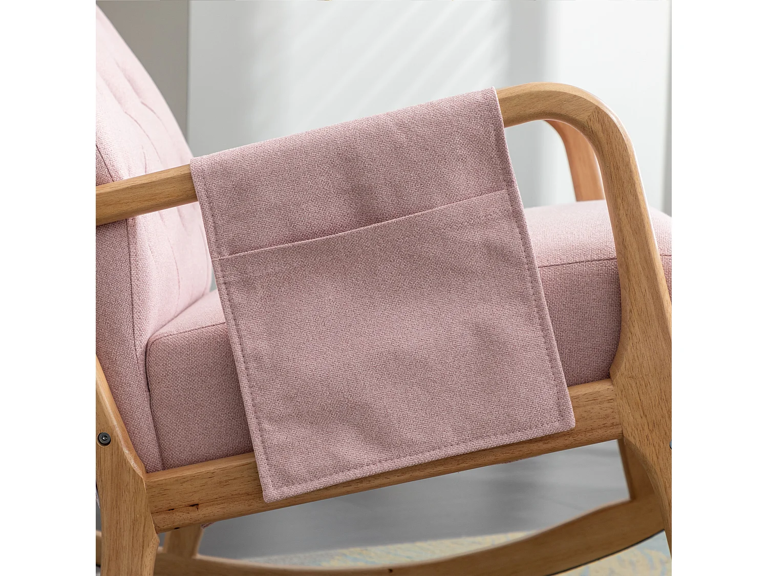 Comfortabele schommelstoel voor in de woonkamer met voetensteun