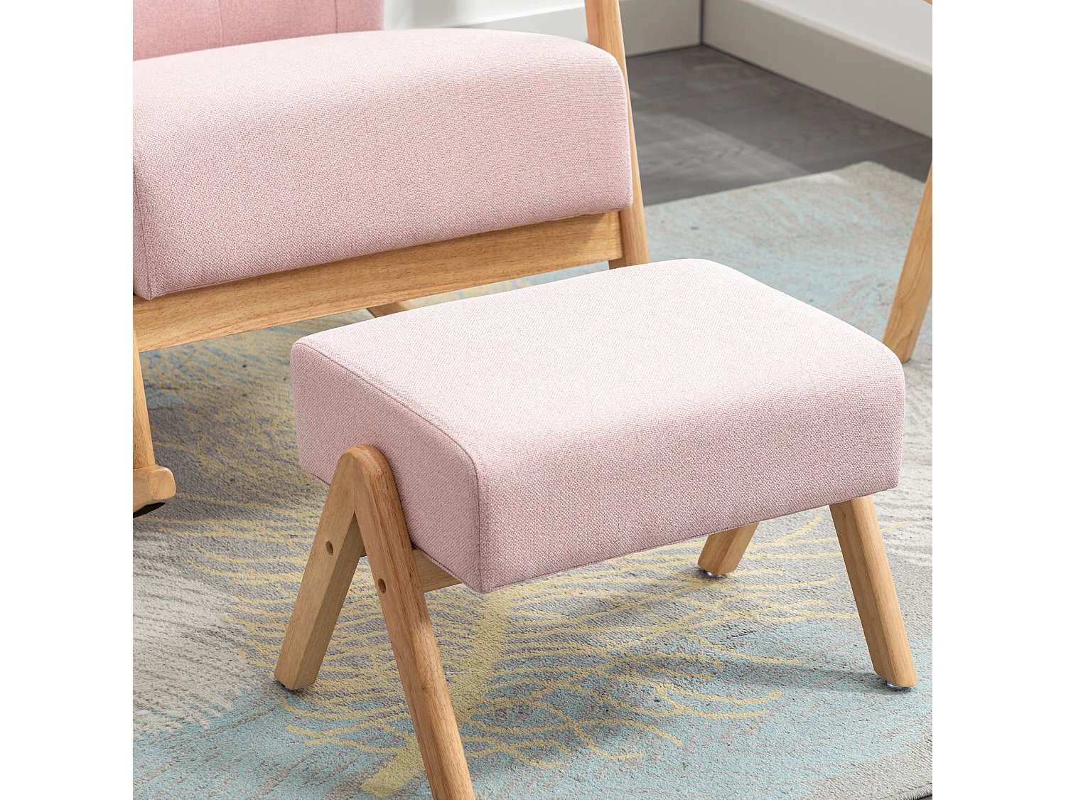 Comfortabele schommelstoel voor in de woonkamer met voetensteun