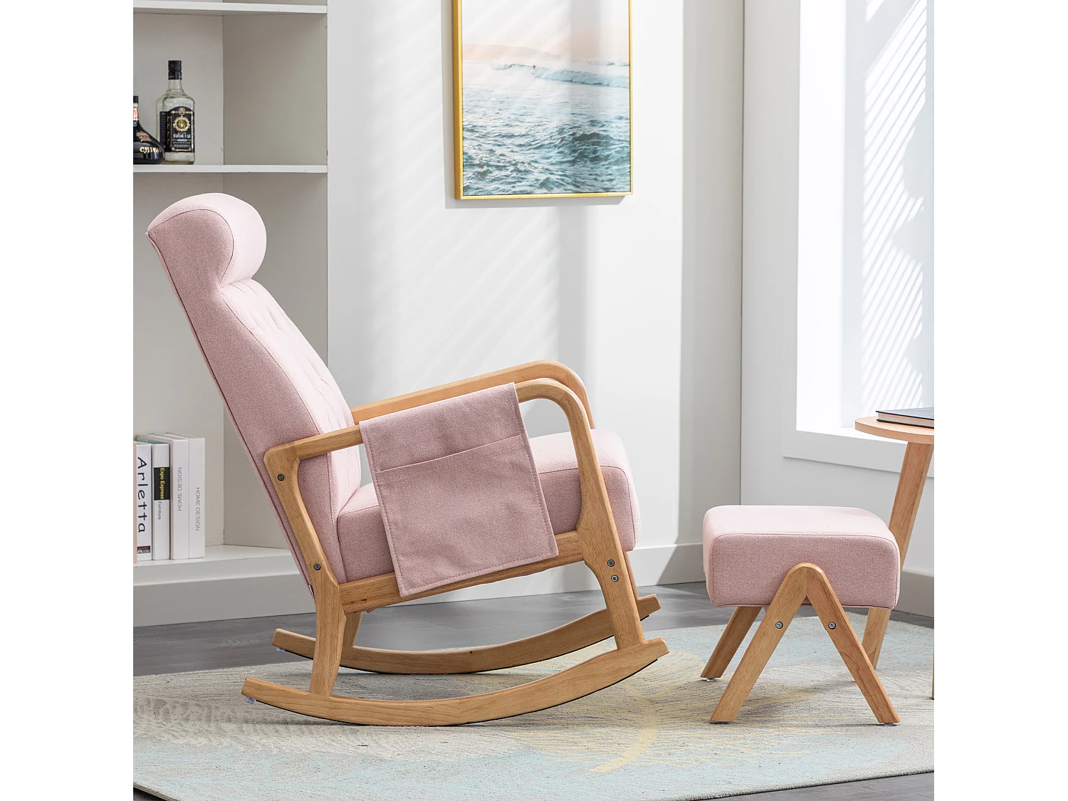 Comfortabele schommelstoel voor in de woonkamer met voetensteun