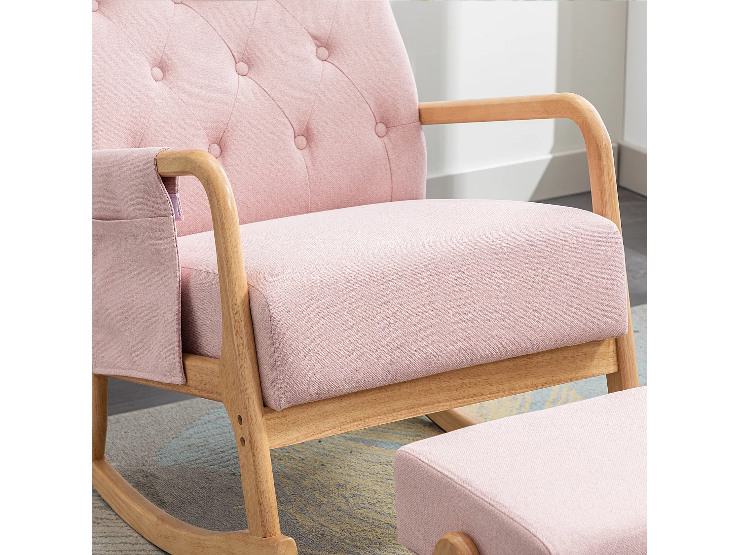 Comfortabele schommelstoel voor in de woonkamer met voetensteun