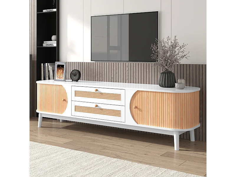 Mueble TV de madera natural con puertas y cajones.