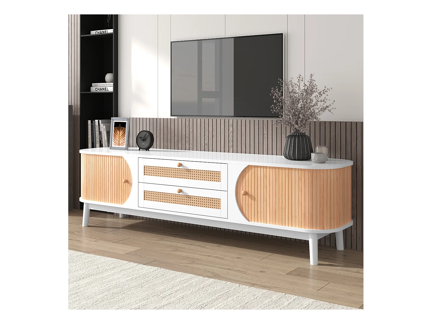 Mueble TV de madera natural con puertas y cajones.