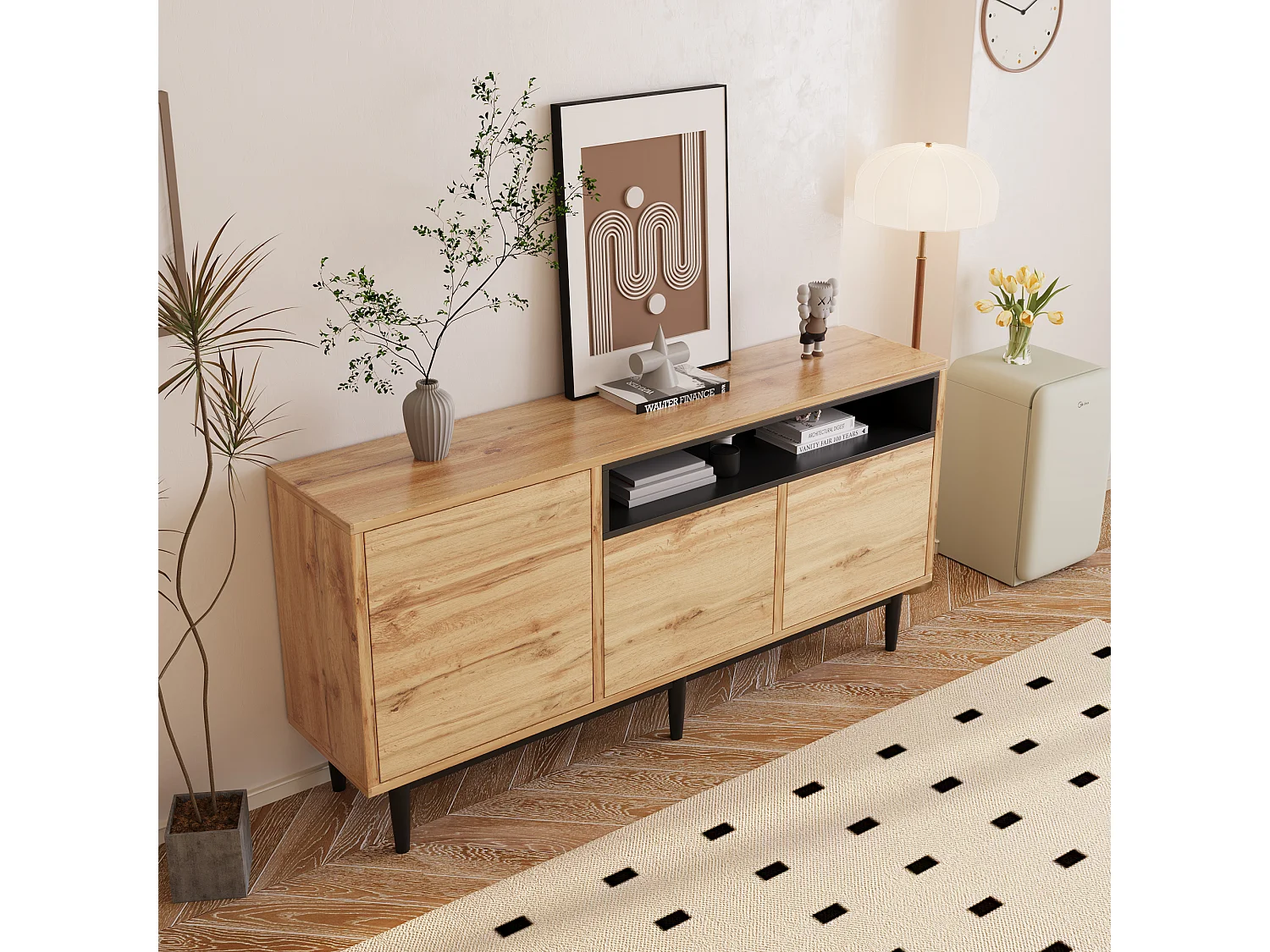 Mueble TV moderno de madera con 3 puertas y estantes naturales.
