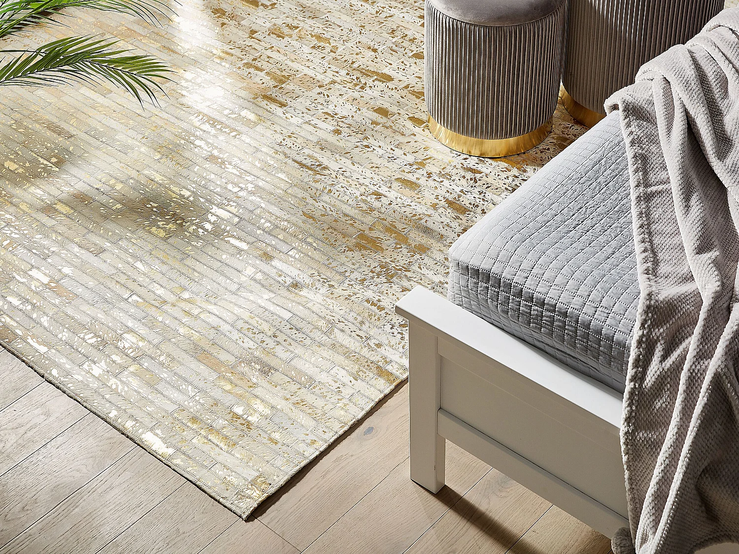 Tappeto in pelle oro e beige 160 x 230 cm TOKUL