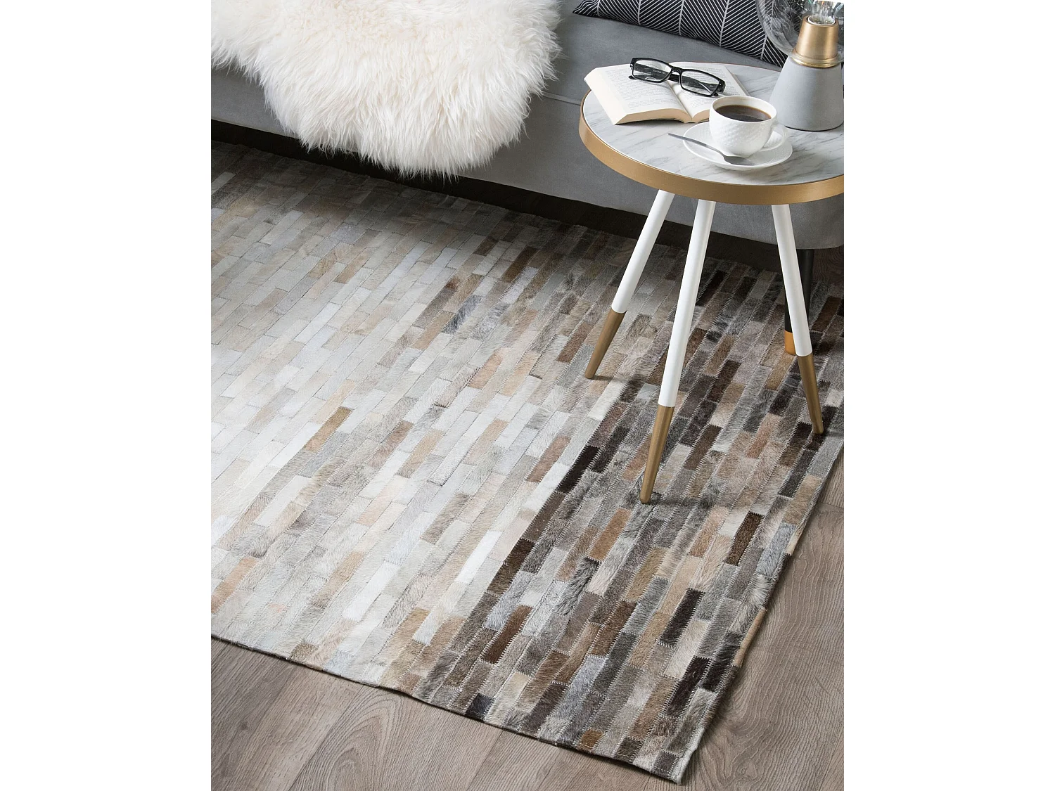 Tapis en cuir beige gris et marron 140 x 200 cm SINNELI