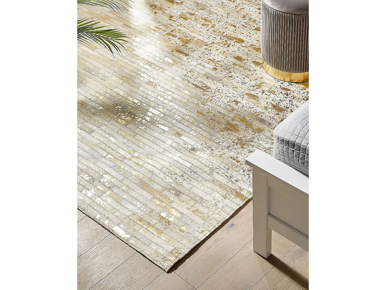 Tapis patchwork en cuir beige et doré 140 x 200 cm TOKUL