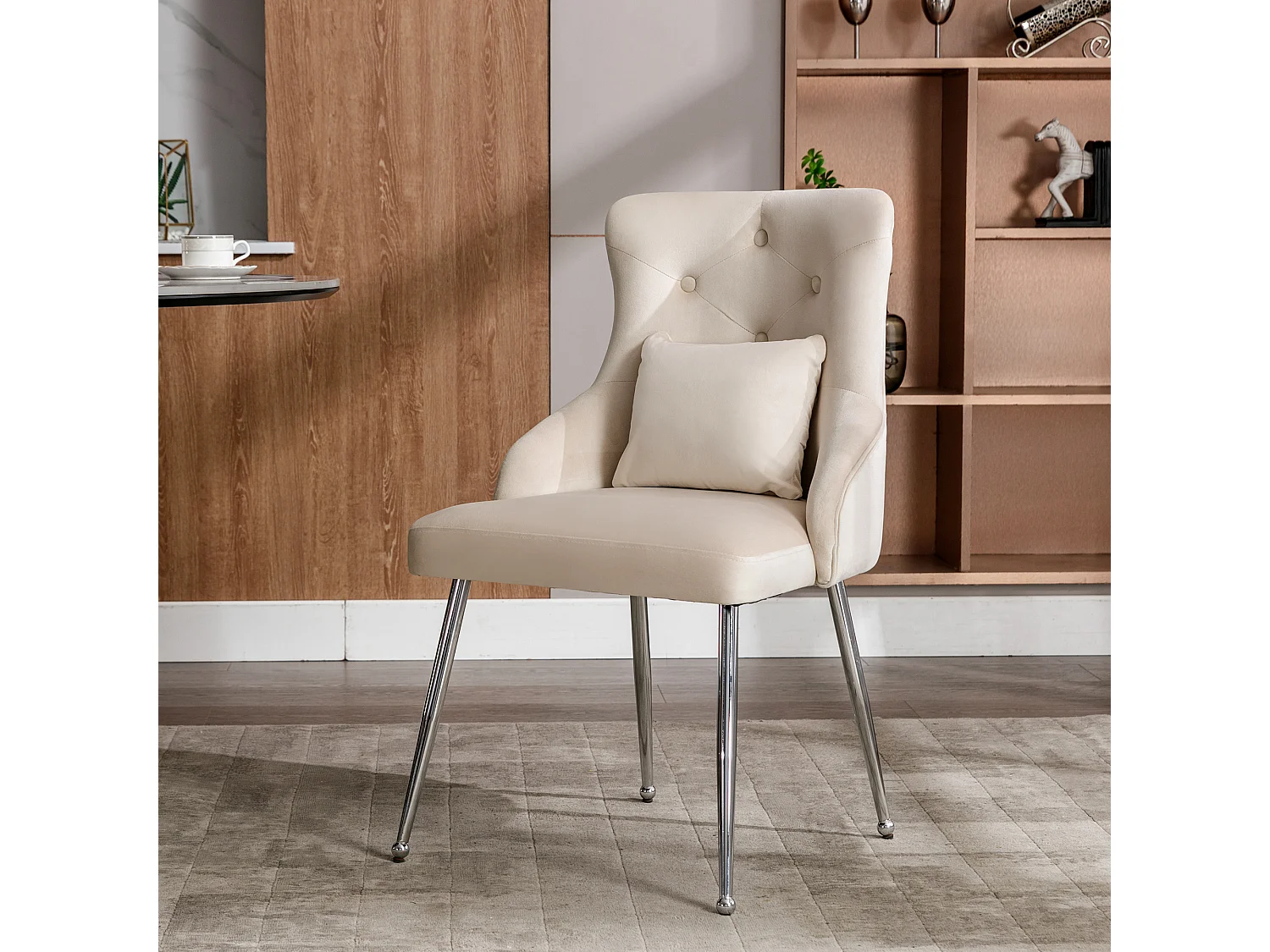 Silla de comedor de terciopelo beige con cojín lumbar y diseño moderno y patas de metal