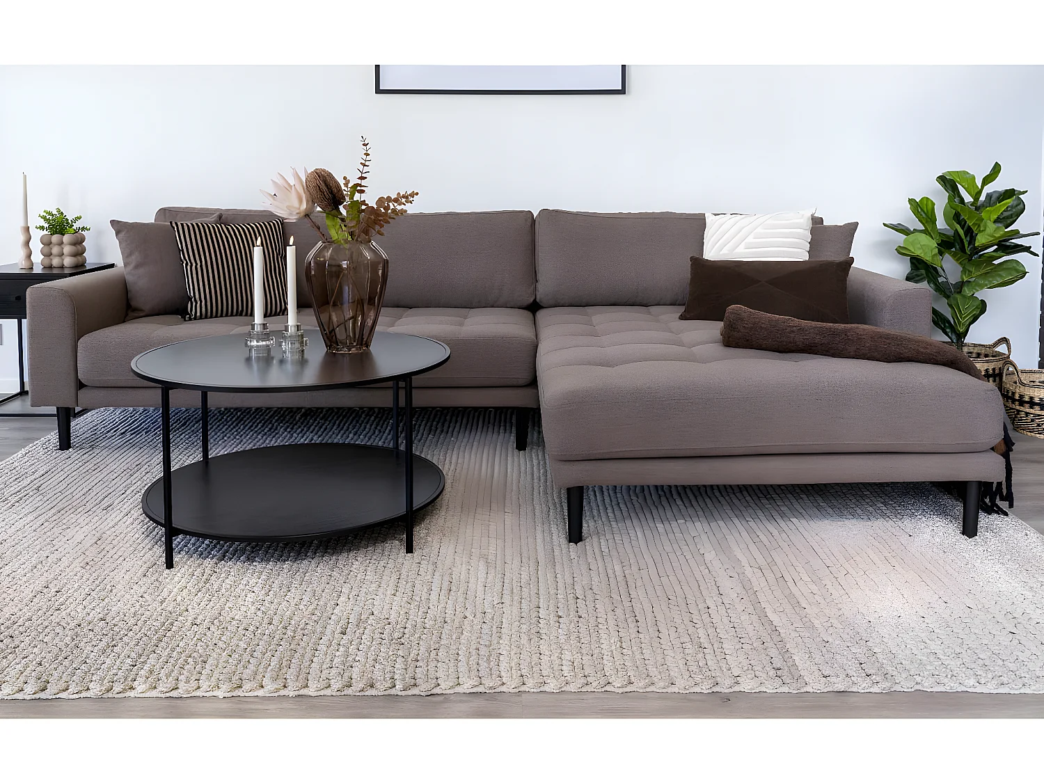 Lido canapé , loungesofa tourné vers la droite avec 4 coussins marron.