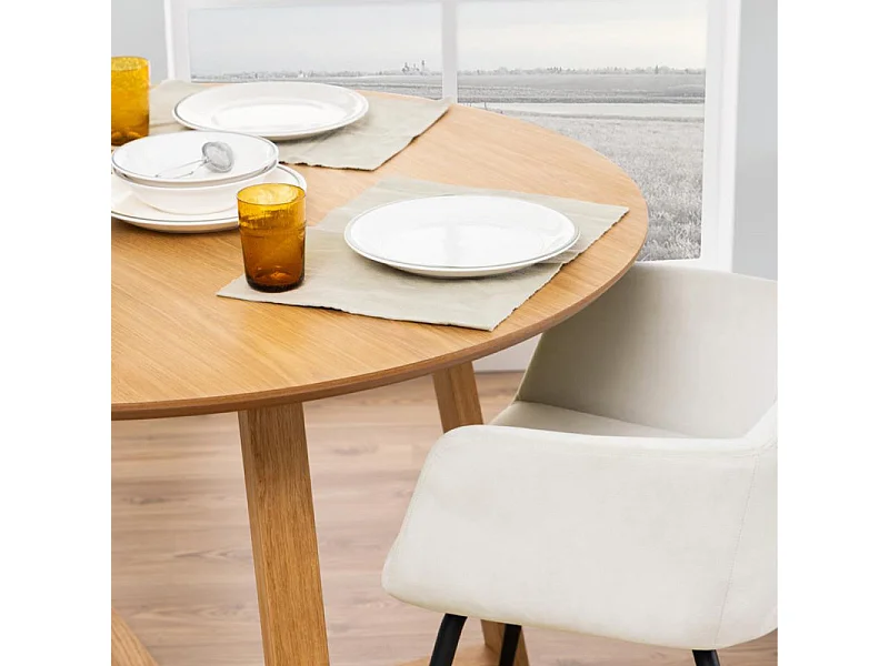 Malika Table à manger Ø120 cm, finition chêne.