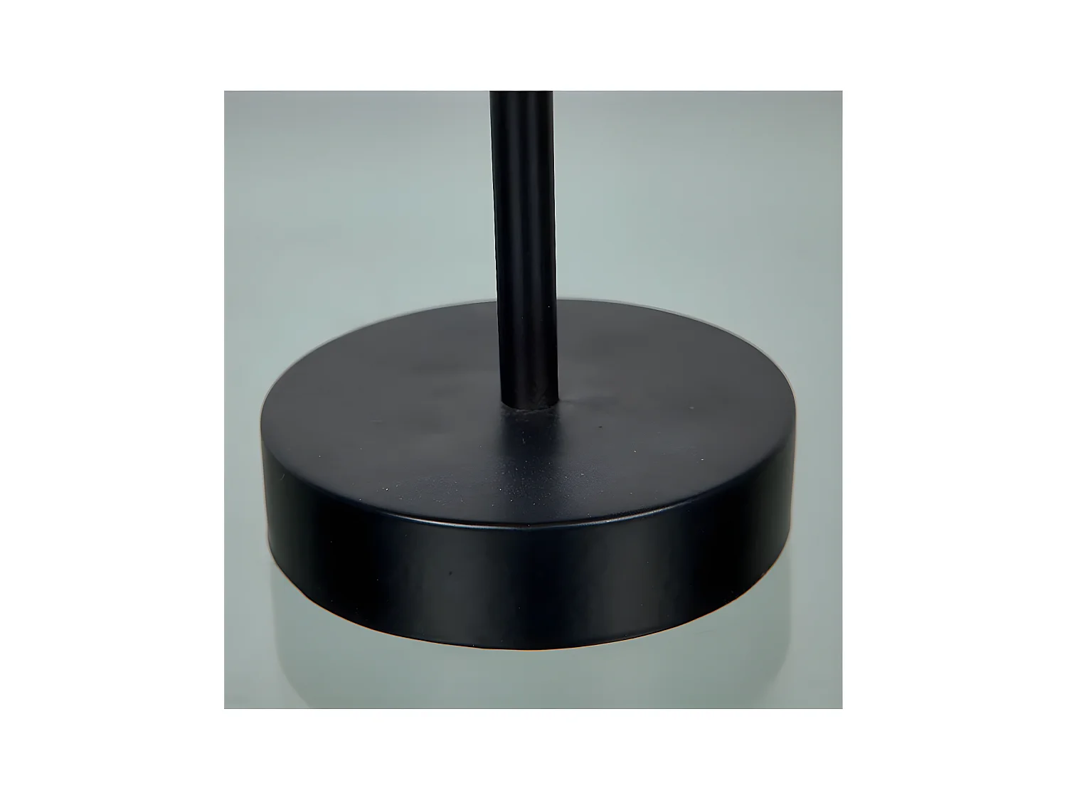 Candelero led con tulipa de cuerda y pie de metal negro natur