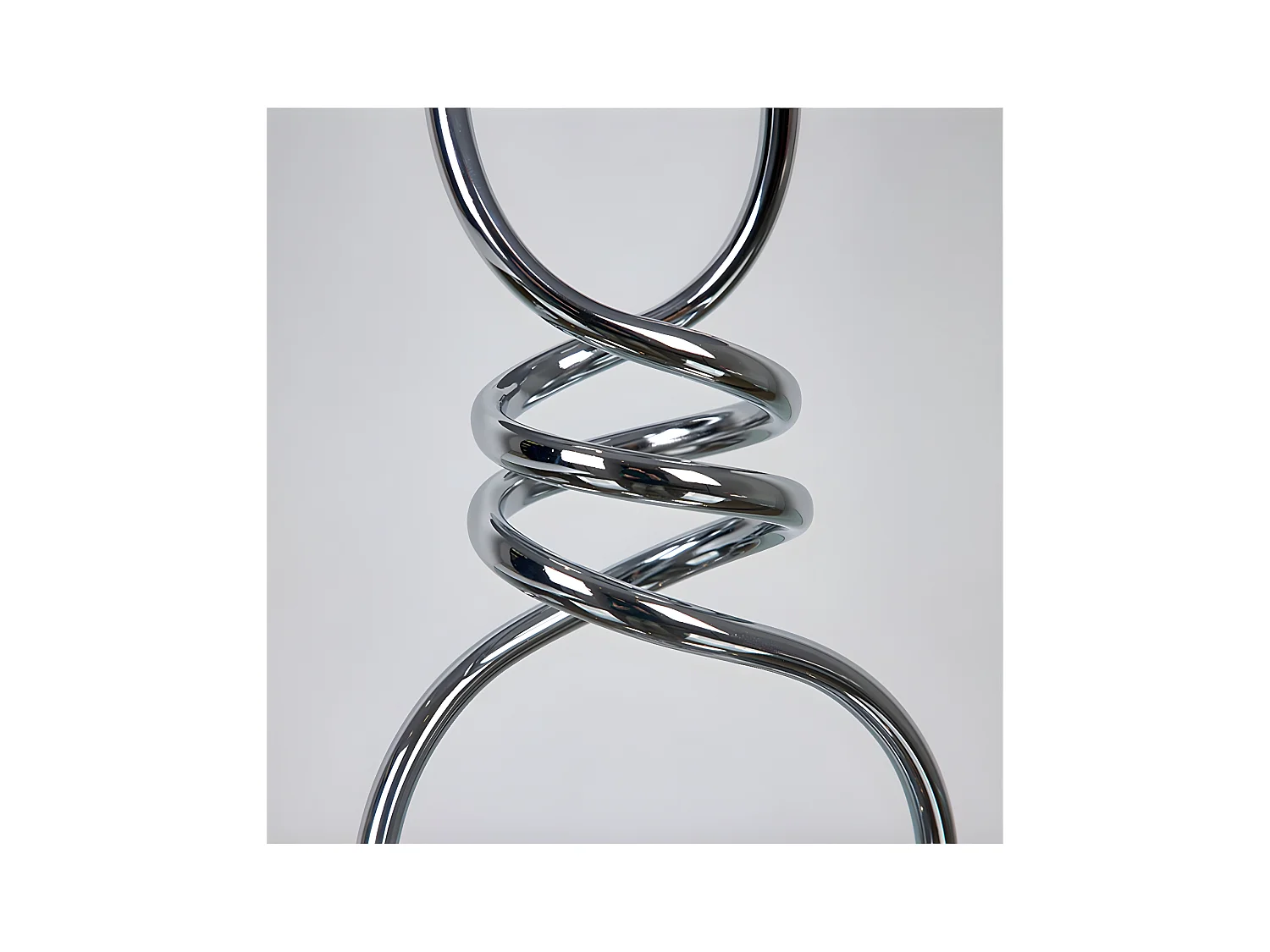 Sobremesa espiral de metal en color plateado con tulipa gris twist