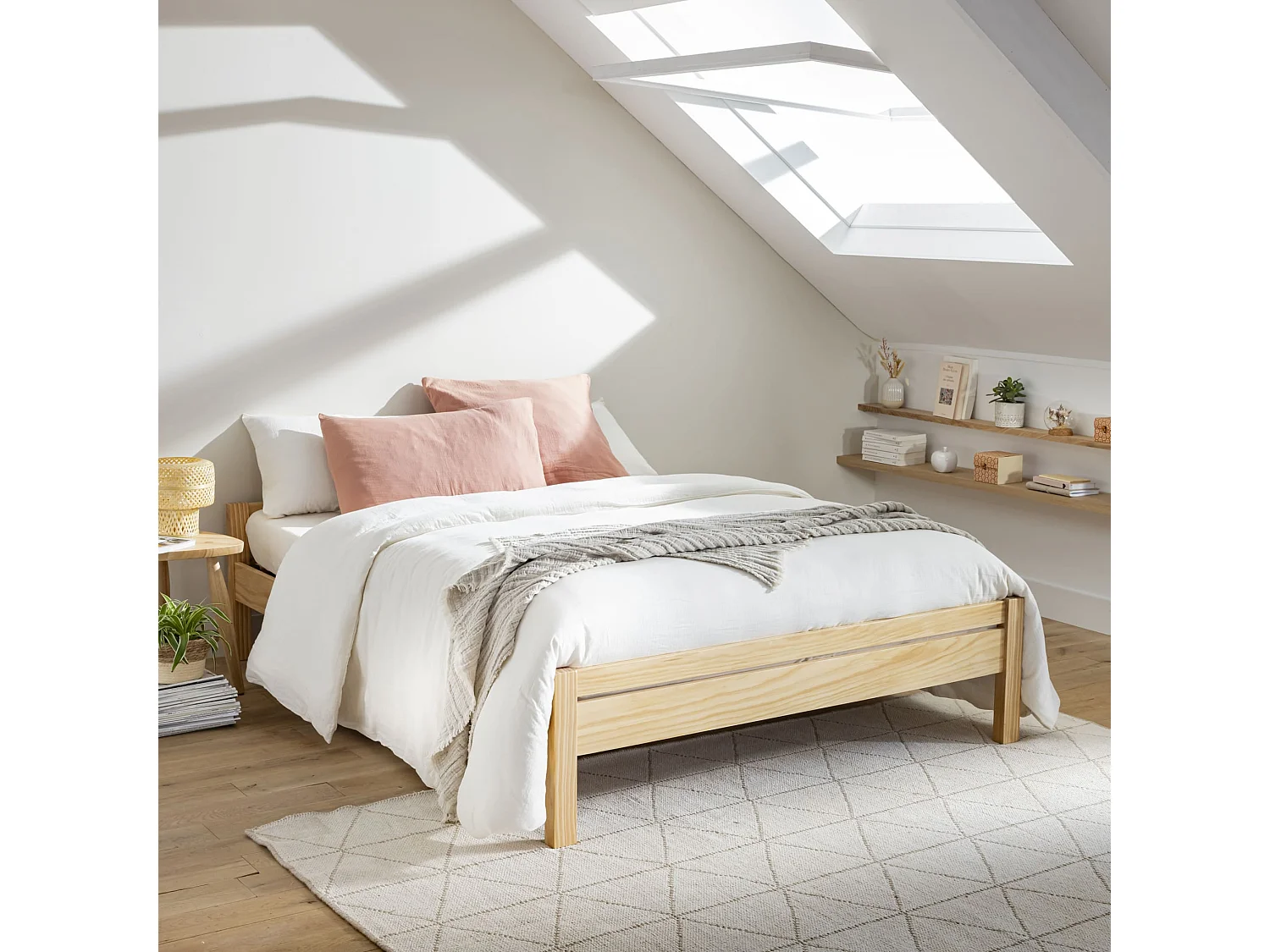 Lit adulte en pin massif avec pieds carrés 140x190 - LT17020