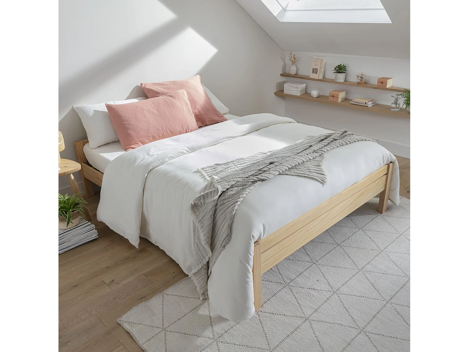 Lit adulte en pin massif avec pieds carrés 140x190 - LT17020