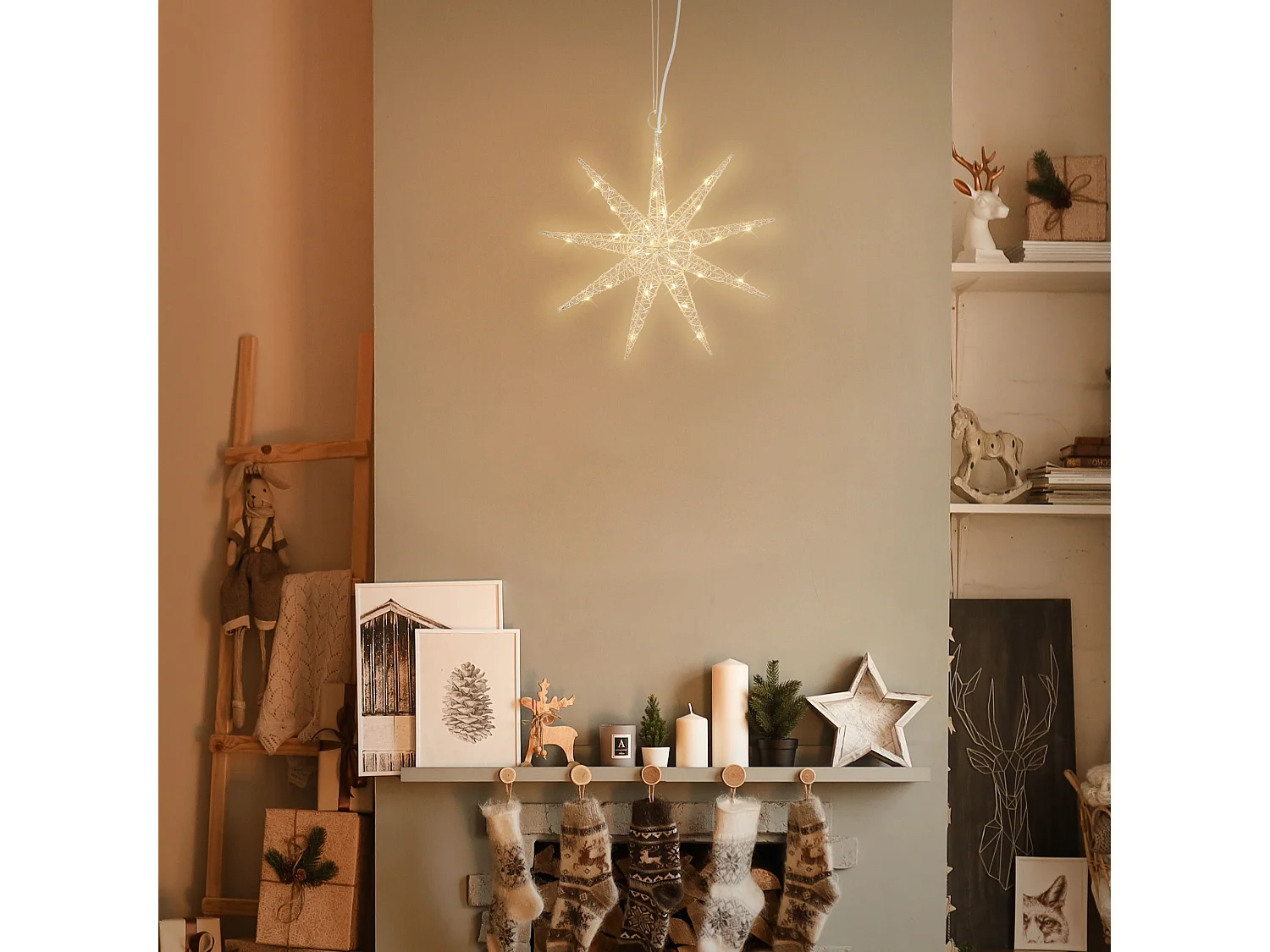 ECD Germany Decoración de Navidad Estrella colgante dorada con luces LED 30cm , copo de nieve navideño de metal con iluminación y temporizador a pilas