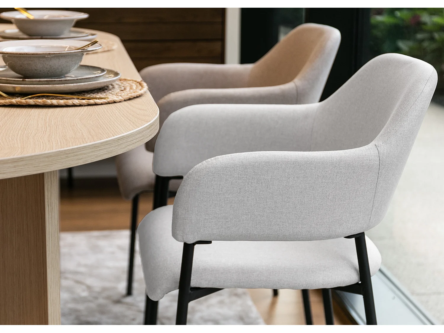 Chaise tapissée avec accoudoirs - gris clair - AZHAI