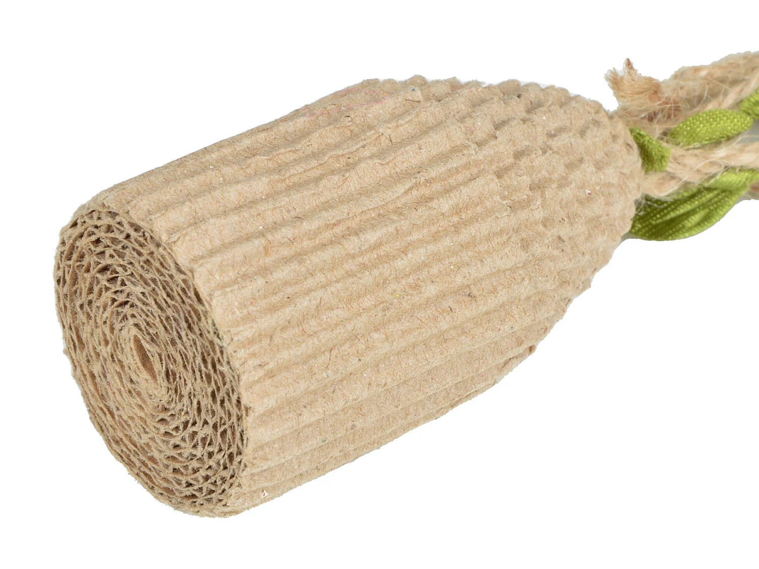 Jouet pyramide carton et ficelles pour chat