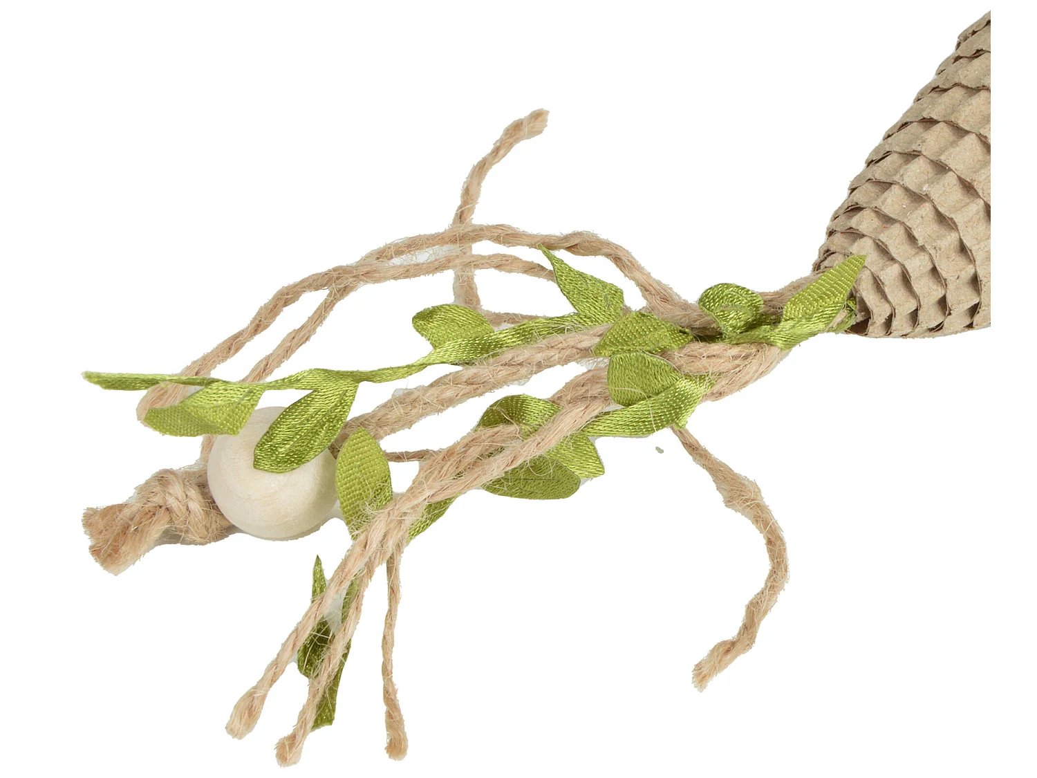 Jouet pyramide carton et ficelles pour chat