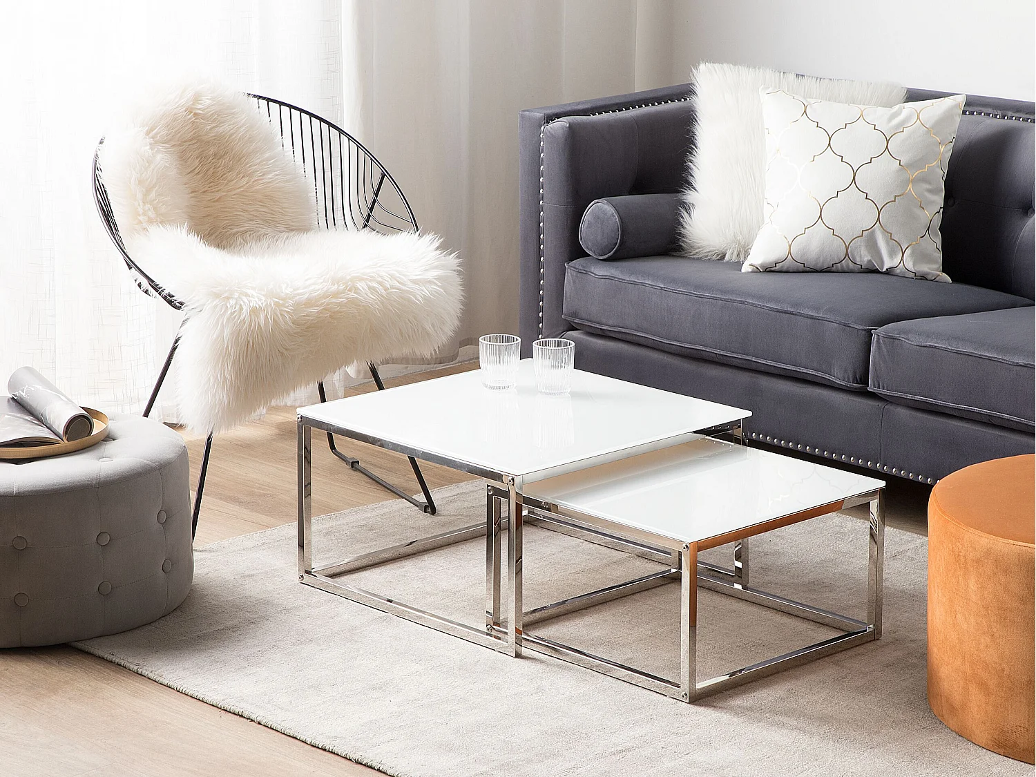 Beliani Quadratisch, minimalistisch und modern: Couchtisch 2er Set in Weiß mit polierten Metallbeinen und Silber Glastischplatte Brea