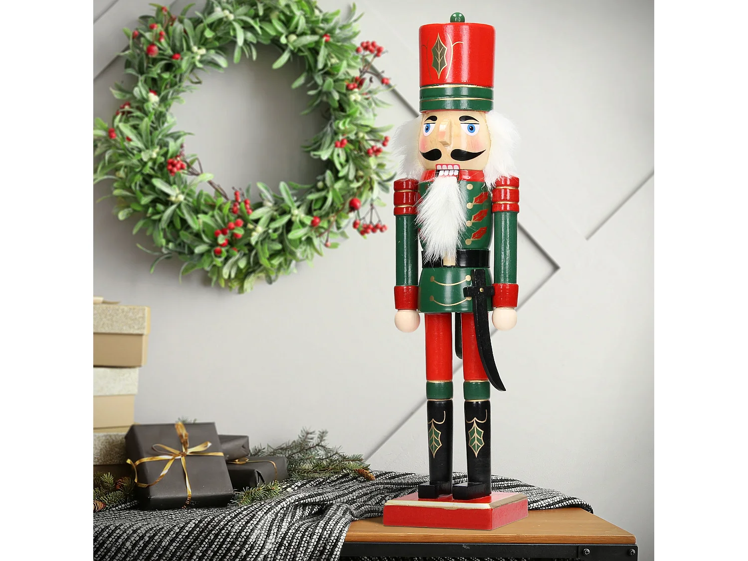 ECD Germany Soldat Casse-Noisette 25 cm avec Chapeau Rouge et Sabre, en Bois, Unique