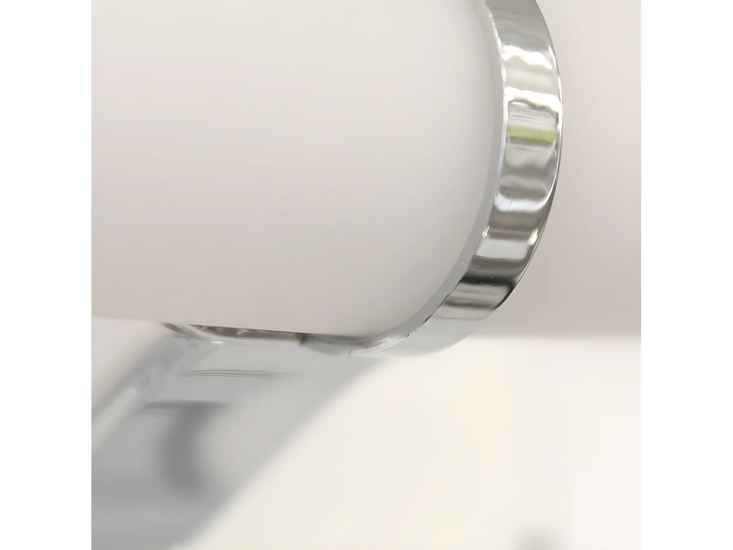 Aplique de baño LED Eva 6W 392lm 4000K cilíndrico blanco con detalle plateado IP44