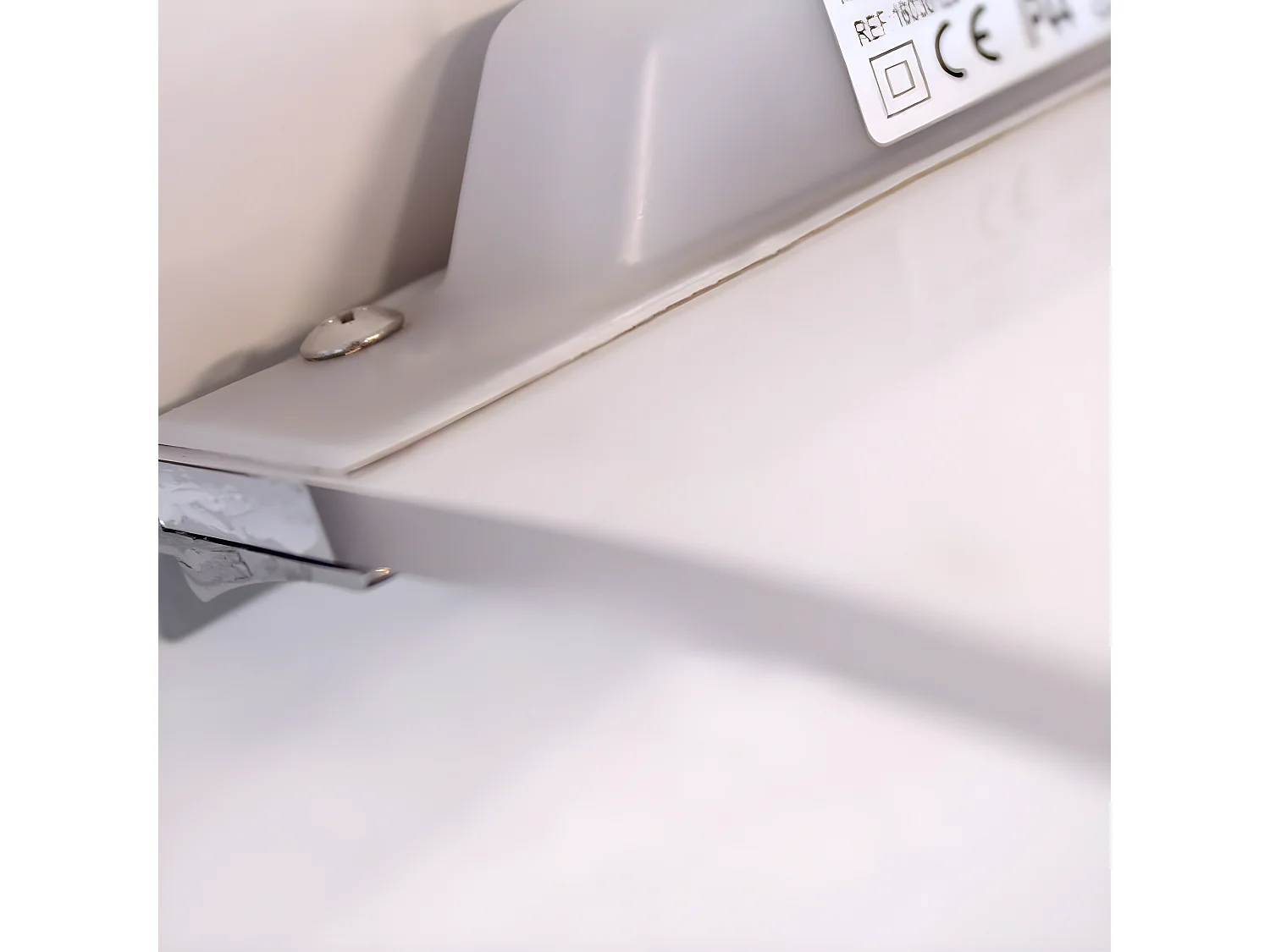 Aplique de baño LED Angela 3W 240lm 5700K apto para fijar a la madera o cristal