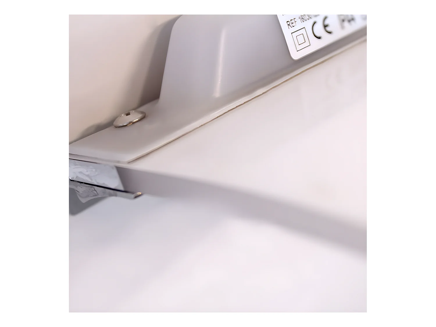 Applique de salle de bain LED Angela 3W 240lm 5700 adaptée pour fixation sur bois ou verre