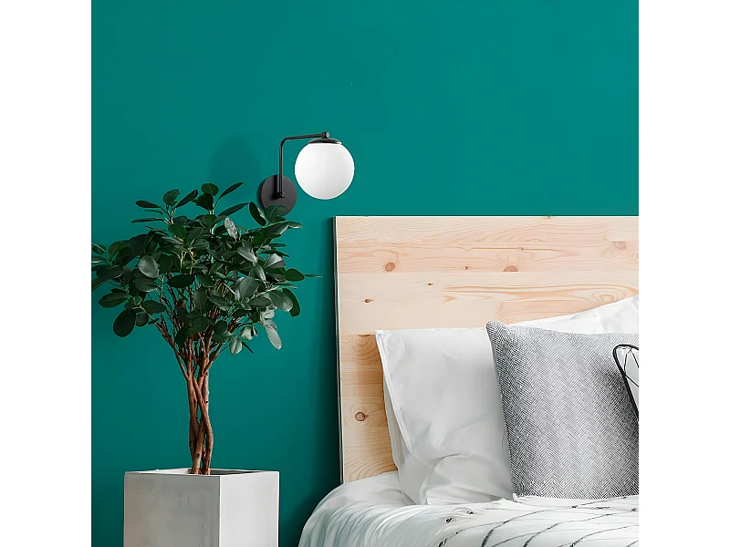 Candeeiro de parede Marga com estrutura metálica preta e bola de vidro 1xE27