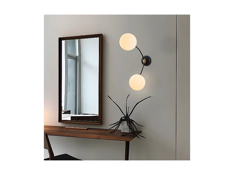 Schwarze Wandleuchte im nordischen Stil Mosoma mit 2 weißen Glaskugeln 2xE27
