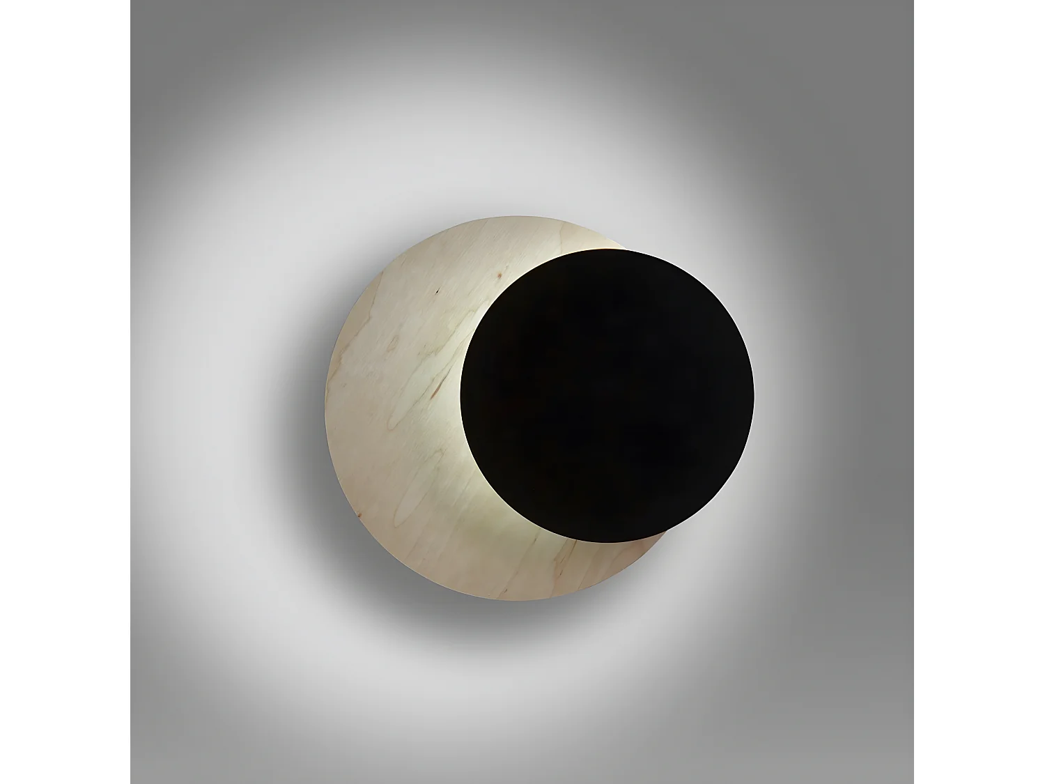 Wandleuchte Aura im nordischen Stil mit Sockel in Holzoptik und schwarzem Kreis 1xG9