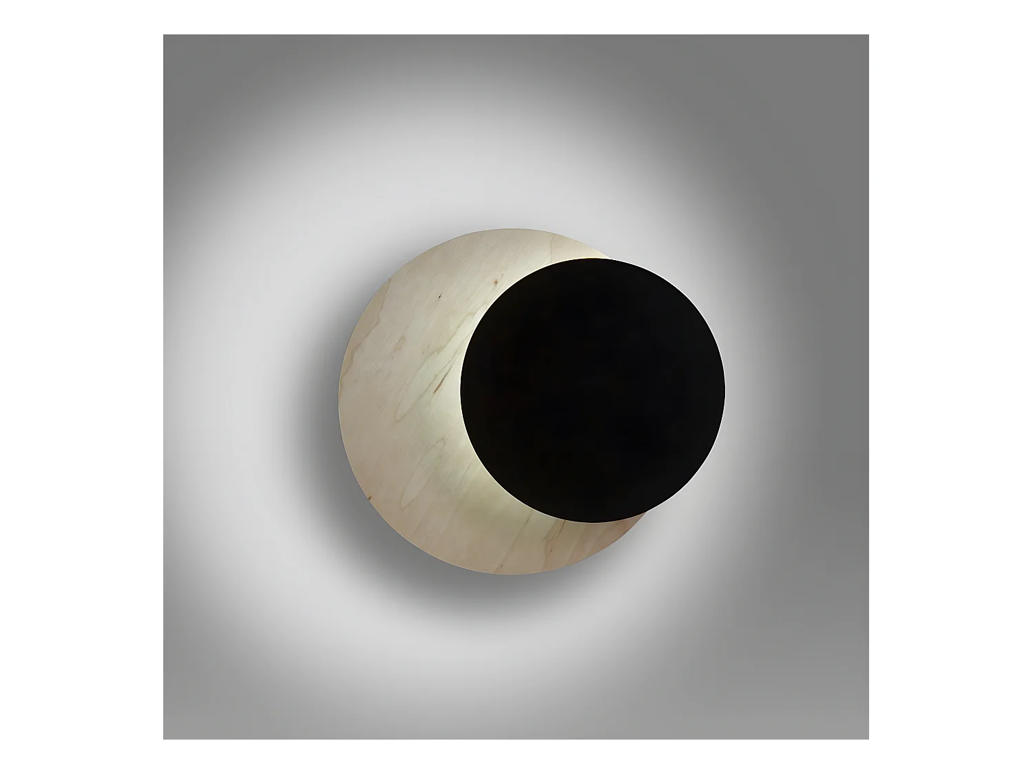 Applique murale Aura de style nordique avec base effet bois et cercle noir 1xG9