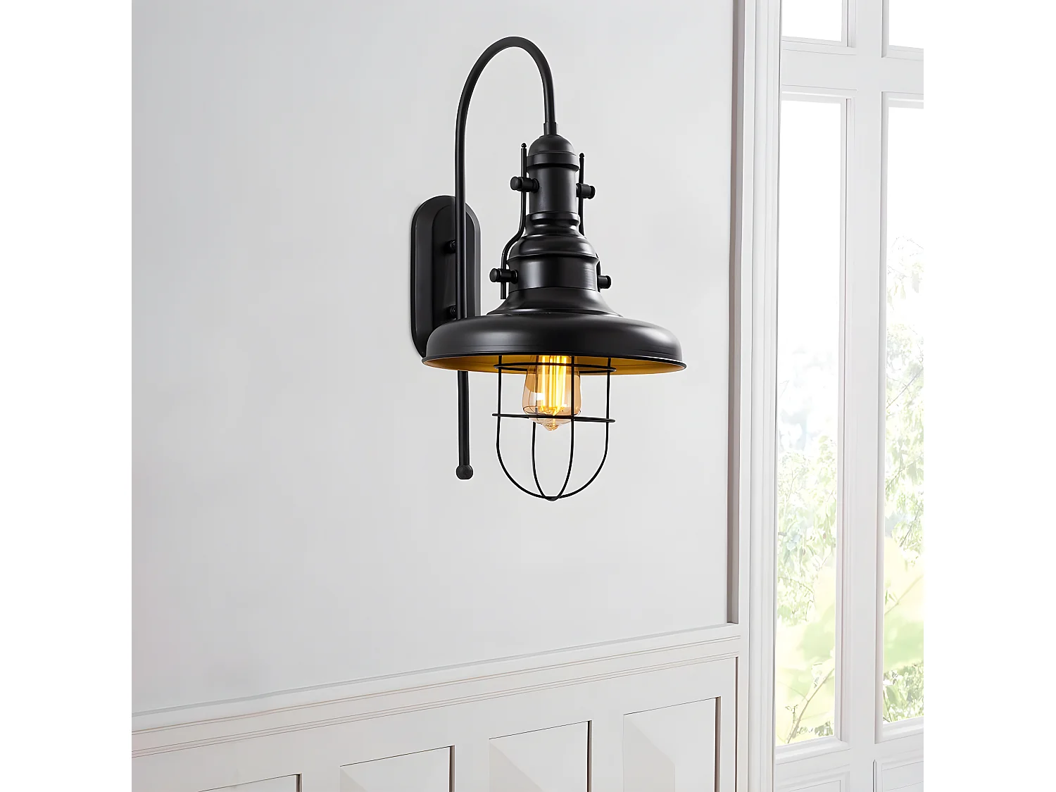 Challenge stijl wandlamp met zwart scherm en metalen rooster 1xE27