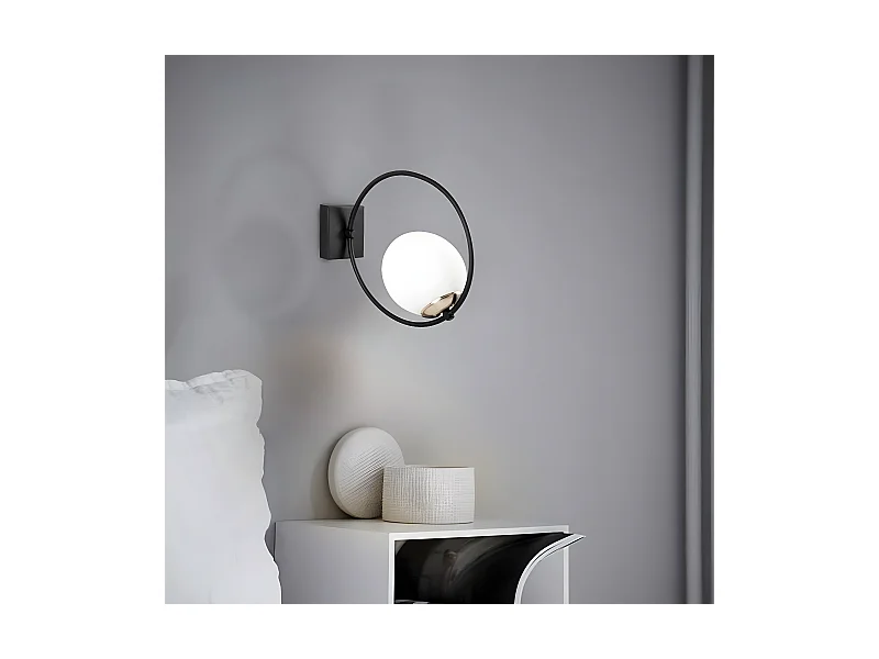 Wandleuchte Escott mit Ringstruktur und weißer Glaskugel 1xE27