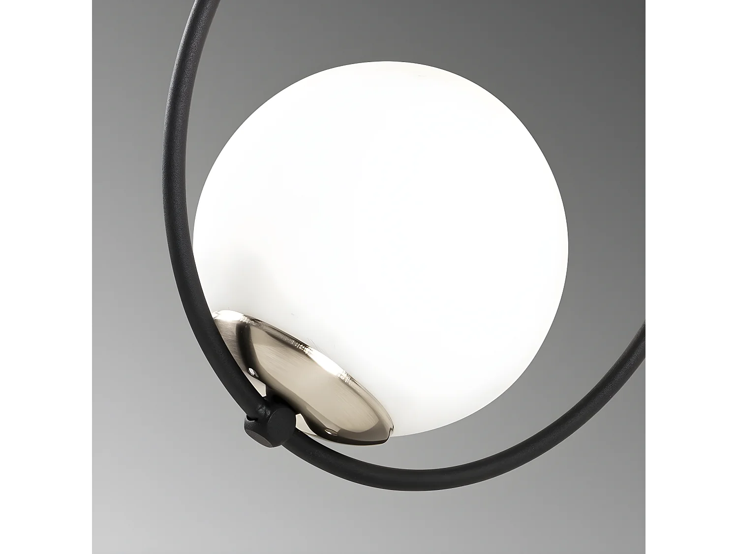 Wandleuchte Escott mit Ringstruktur und weißer Glaskugel 1xE27