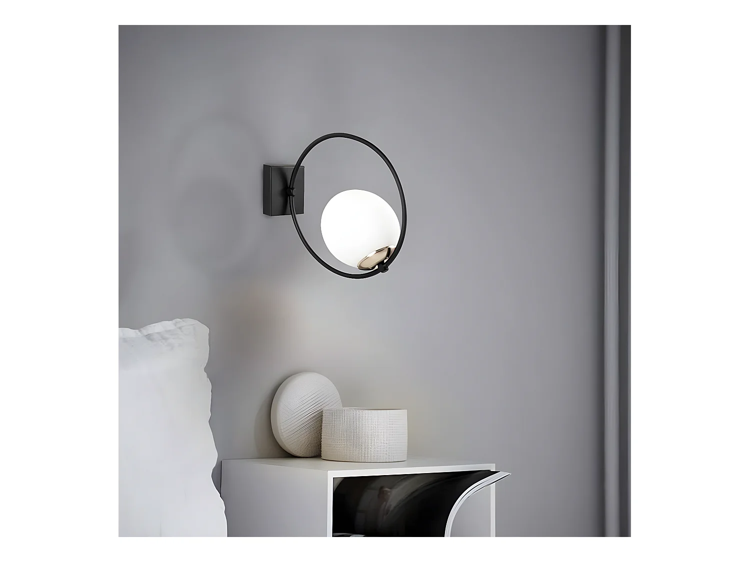 Applique Escott avec structure en anneau et sphère en verre blanc 1xE27
