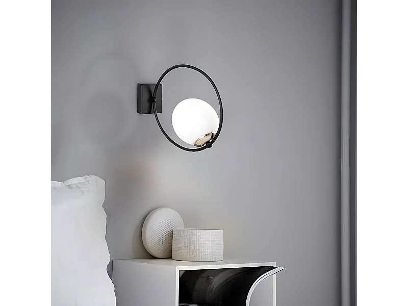 Candeeiro de Parede Escott com Estrutura de Argola e Esfera de Vidro Branco 1xE27