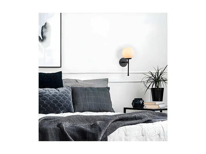 Wandleuchte Garet mit vertikaler schwarzer Metallstruktur und 1xE27-Glaskugel