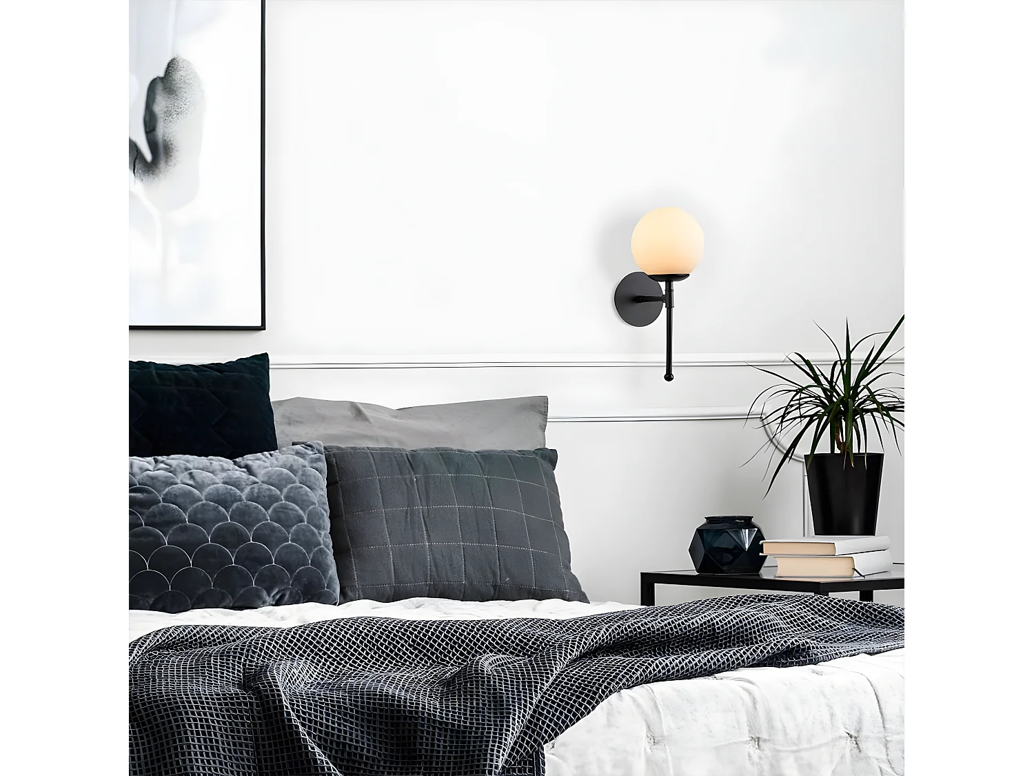 Applique Garet avec structure verticale en métal noir et sphère en verre 1xE27