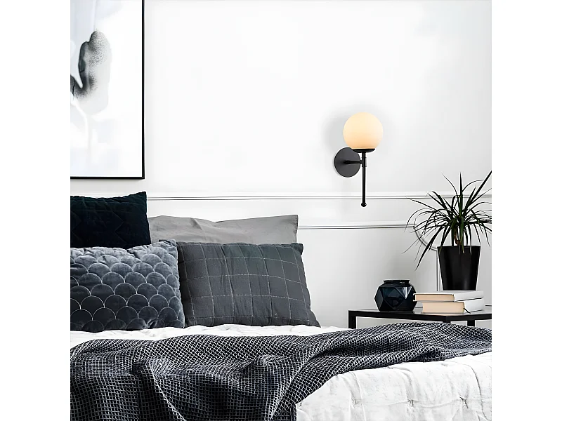 Candeeiro de parede Garet com estrutura vertical em metal preto e esfera de vidro 1xE27