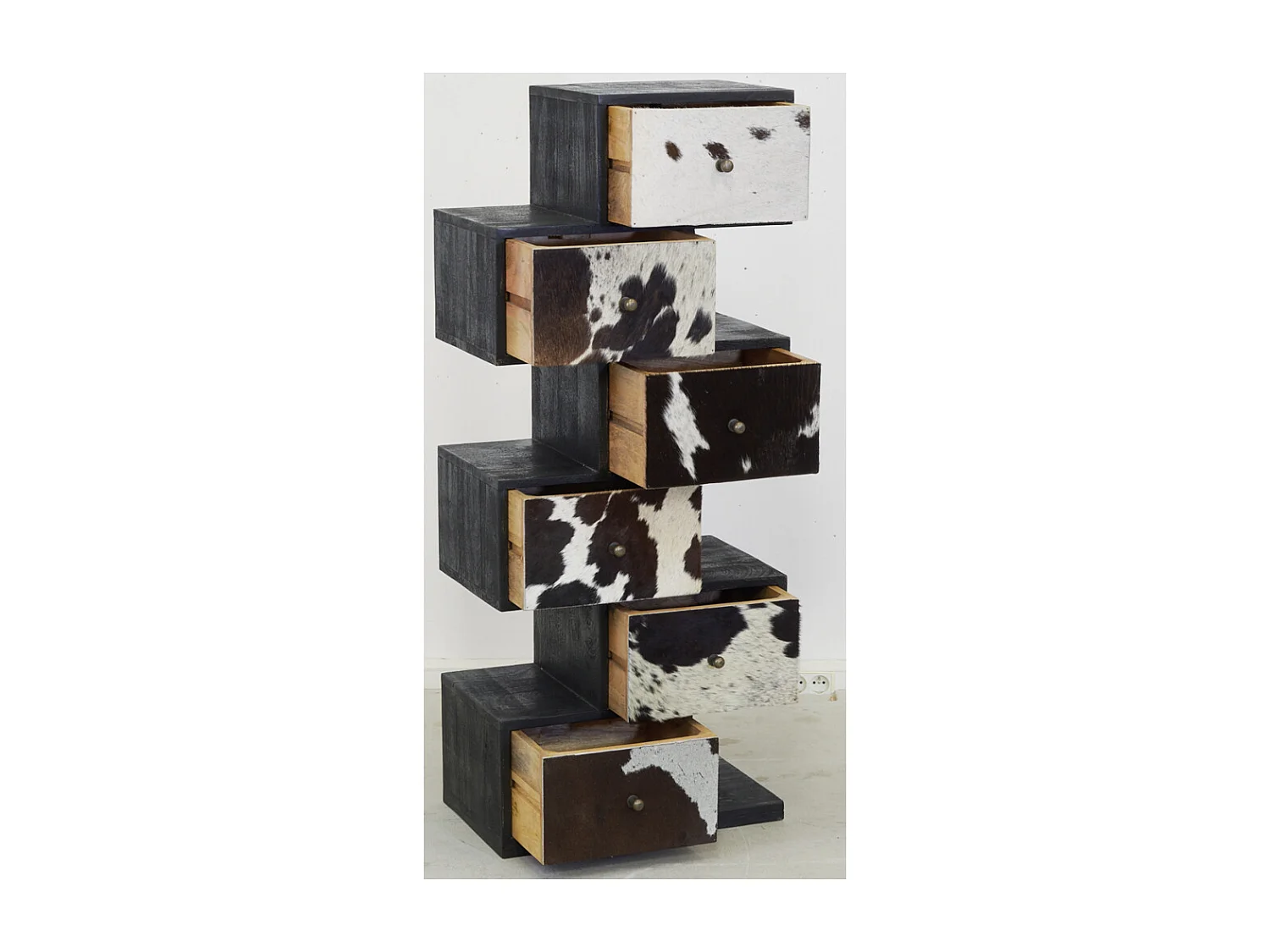 Commode Zigzag en manguier et peau de vache noire et blanche