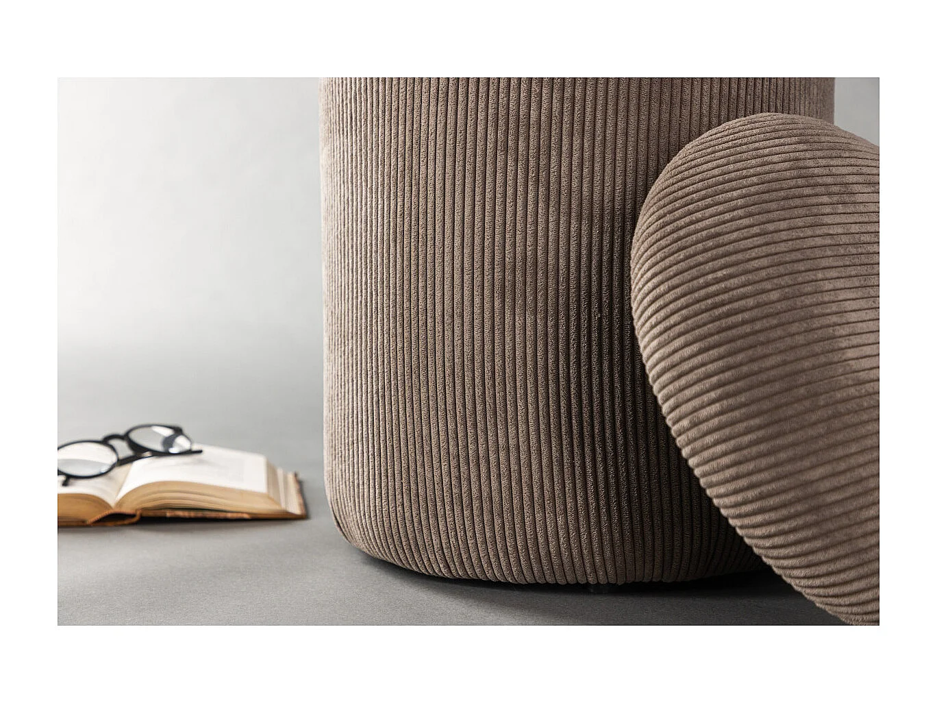 Limpen poef Ø32cm fluweel met opslag bruin.