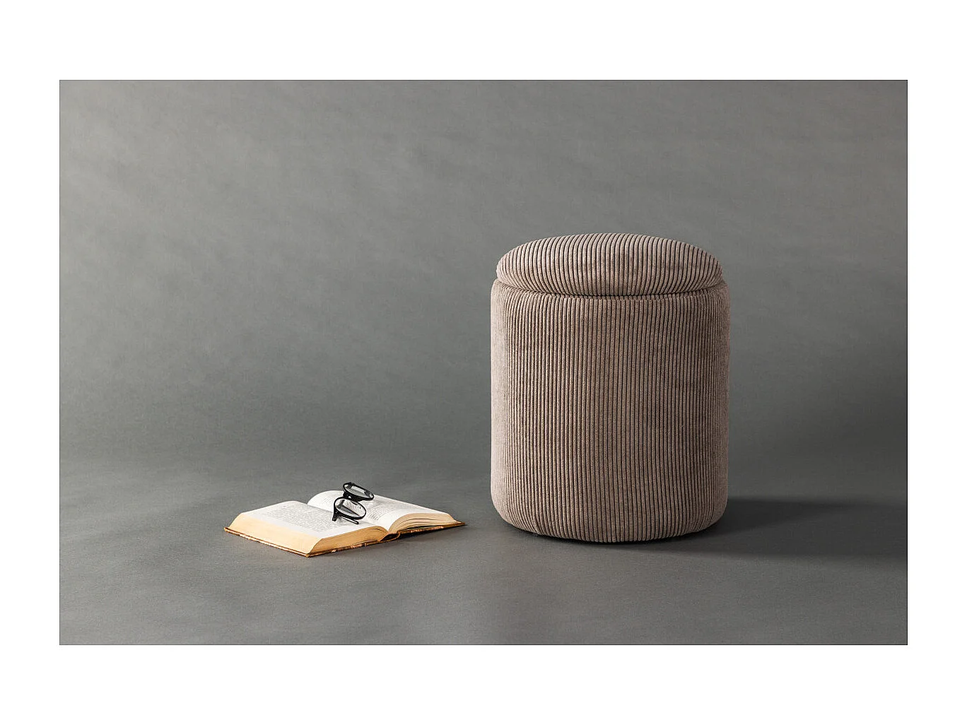 Limpen poef Ø32cm fluweel met opslag bruin.