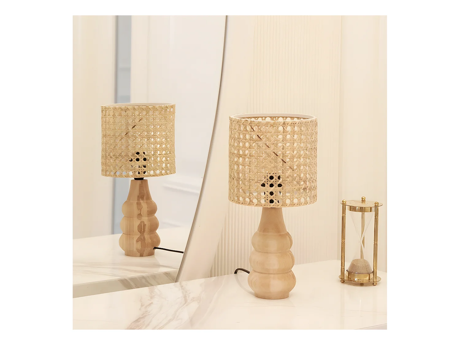 Lampe à poser Merraneo avec base en bois d'origine et abat-jour en rotin 1xE14 - Beige